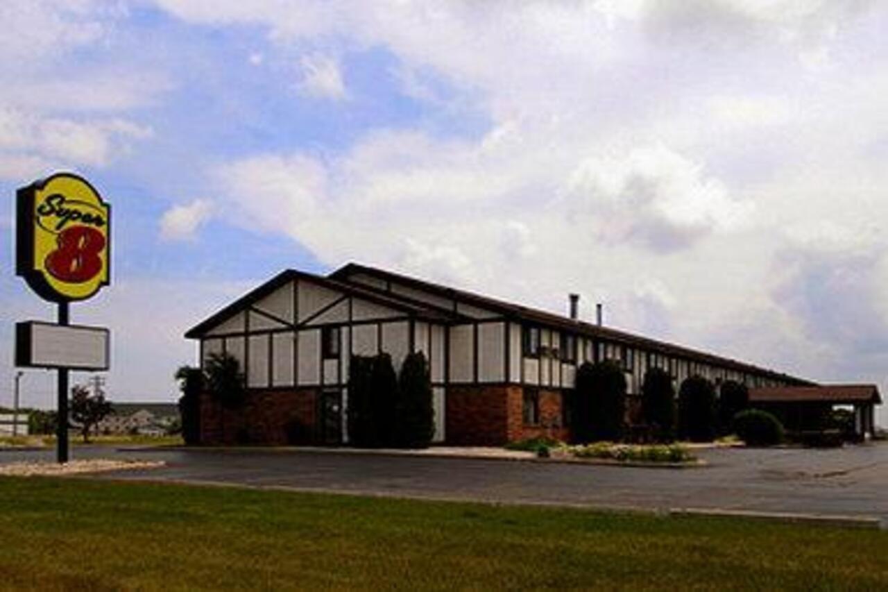 Baymont By Wyndham Oshkosh Airport Hotel Exterior photo