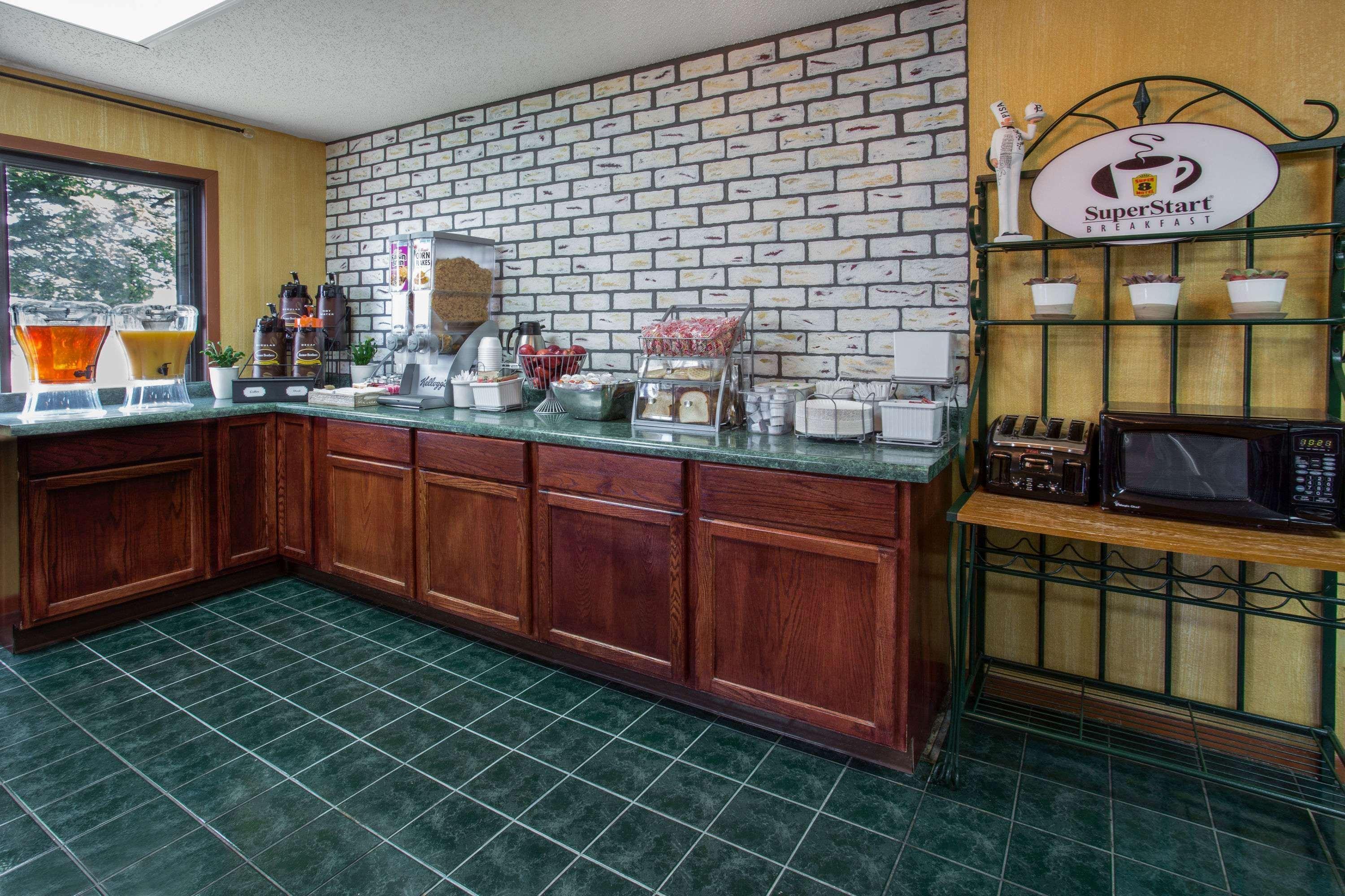 Baymont By Wyndham Oshkosh Airport Hotel Exterior photo