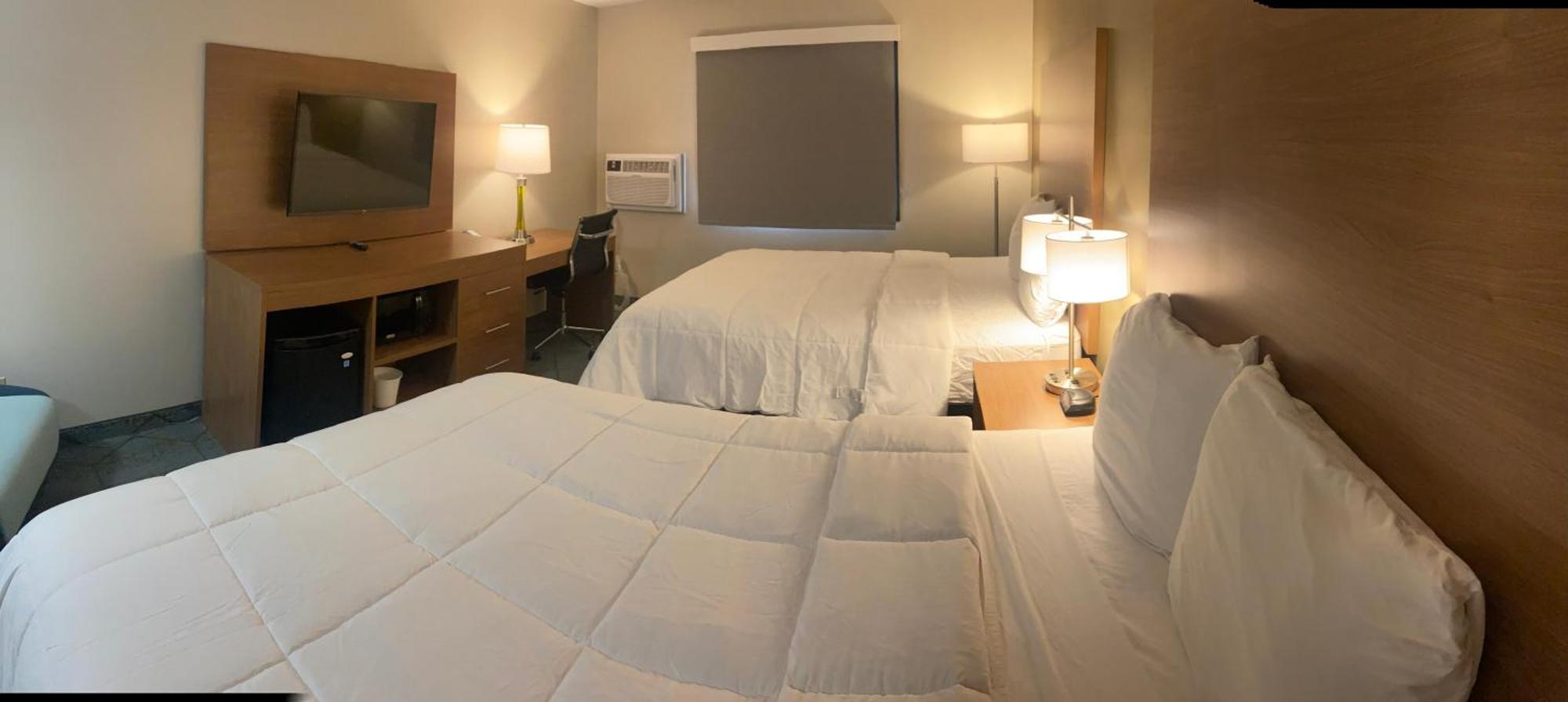 Baymont By Wyndham Oshkosh Airport Hotel Exterior photo