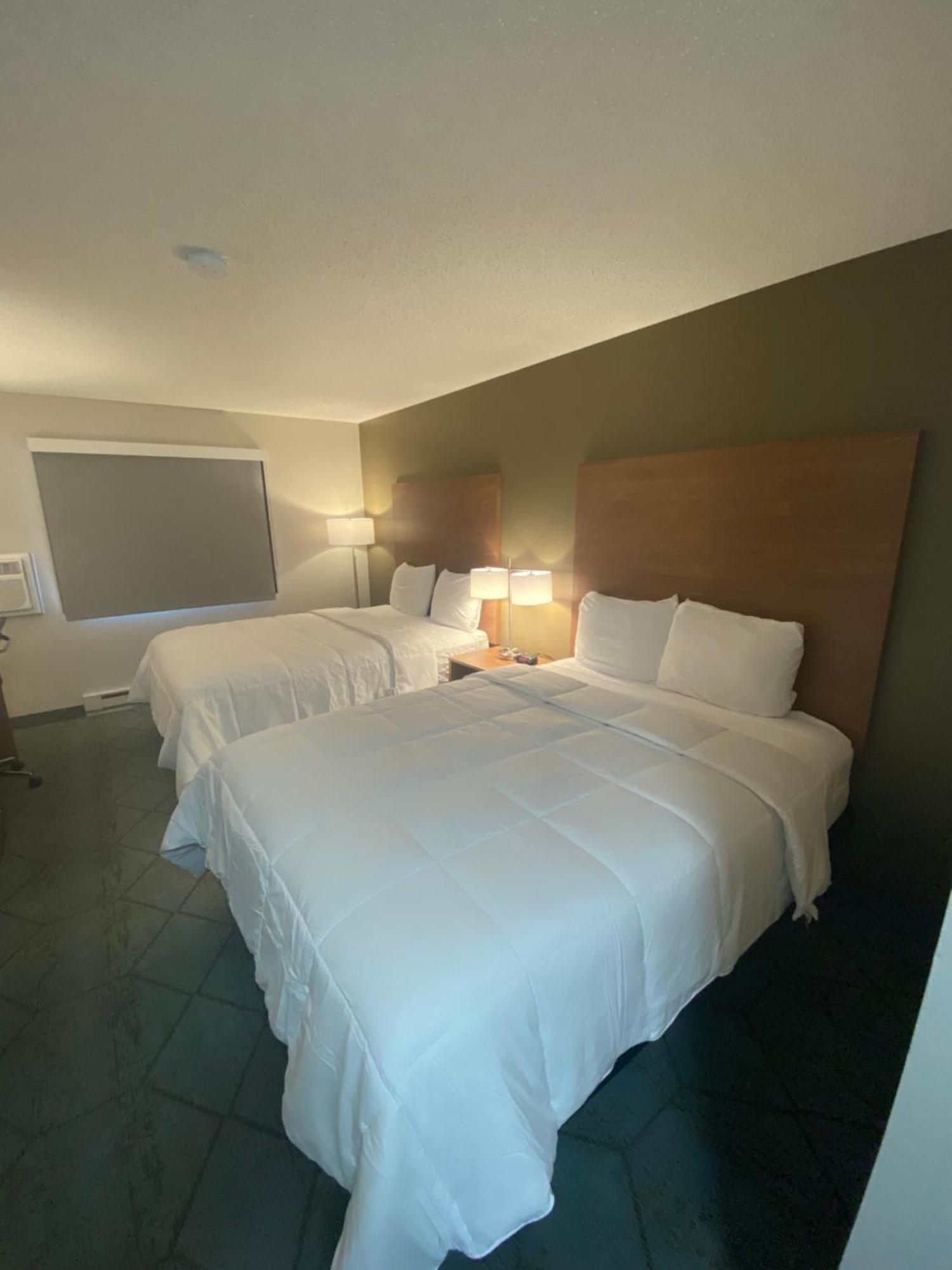 Baymont By Wyndham Oshkosh Airport Hotel Exterior photo