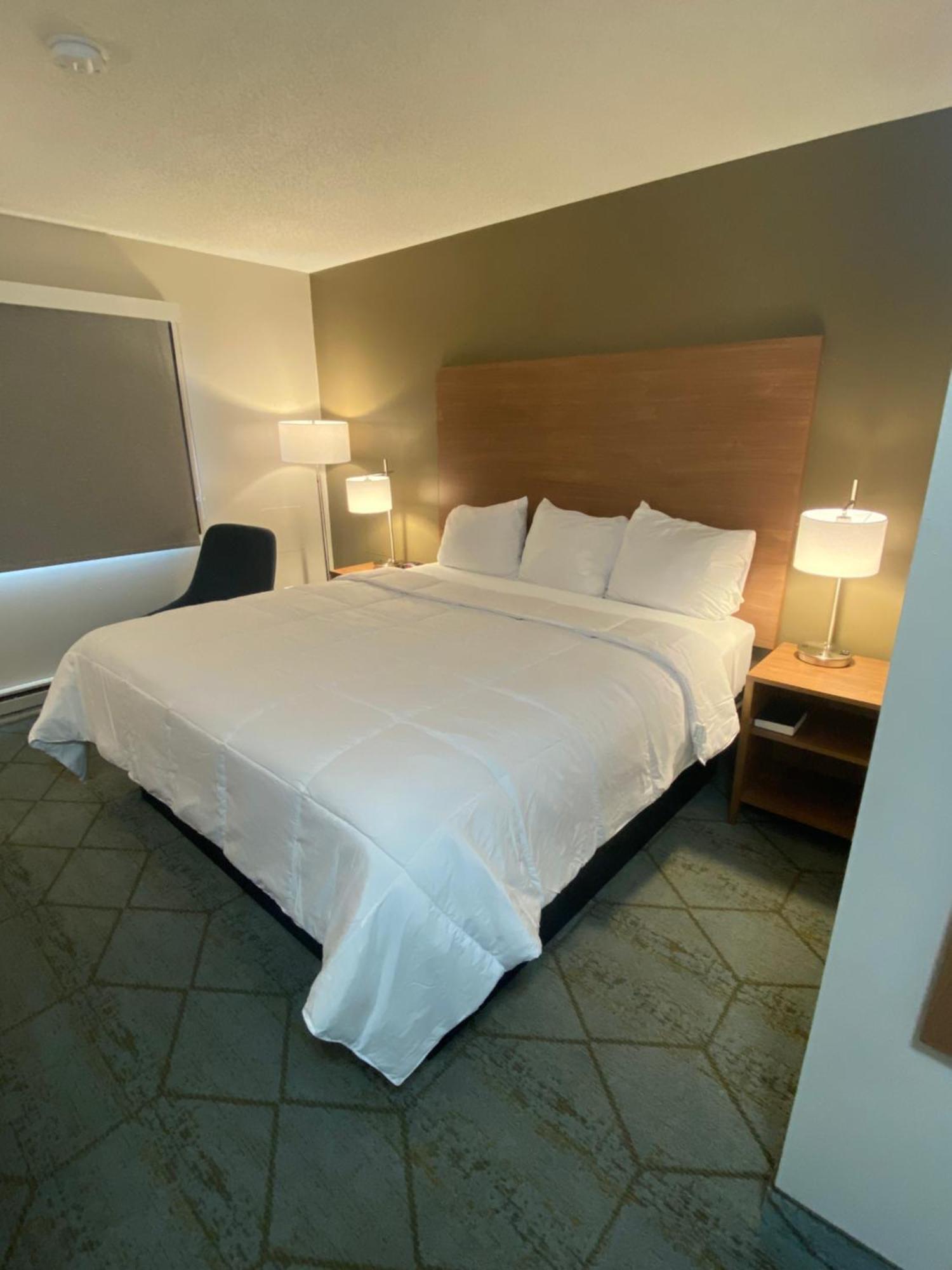 Baymont By Wyndham Oshkosh Airport Hotel Exterior photo
