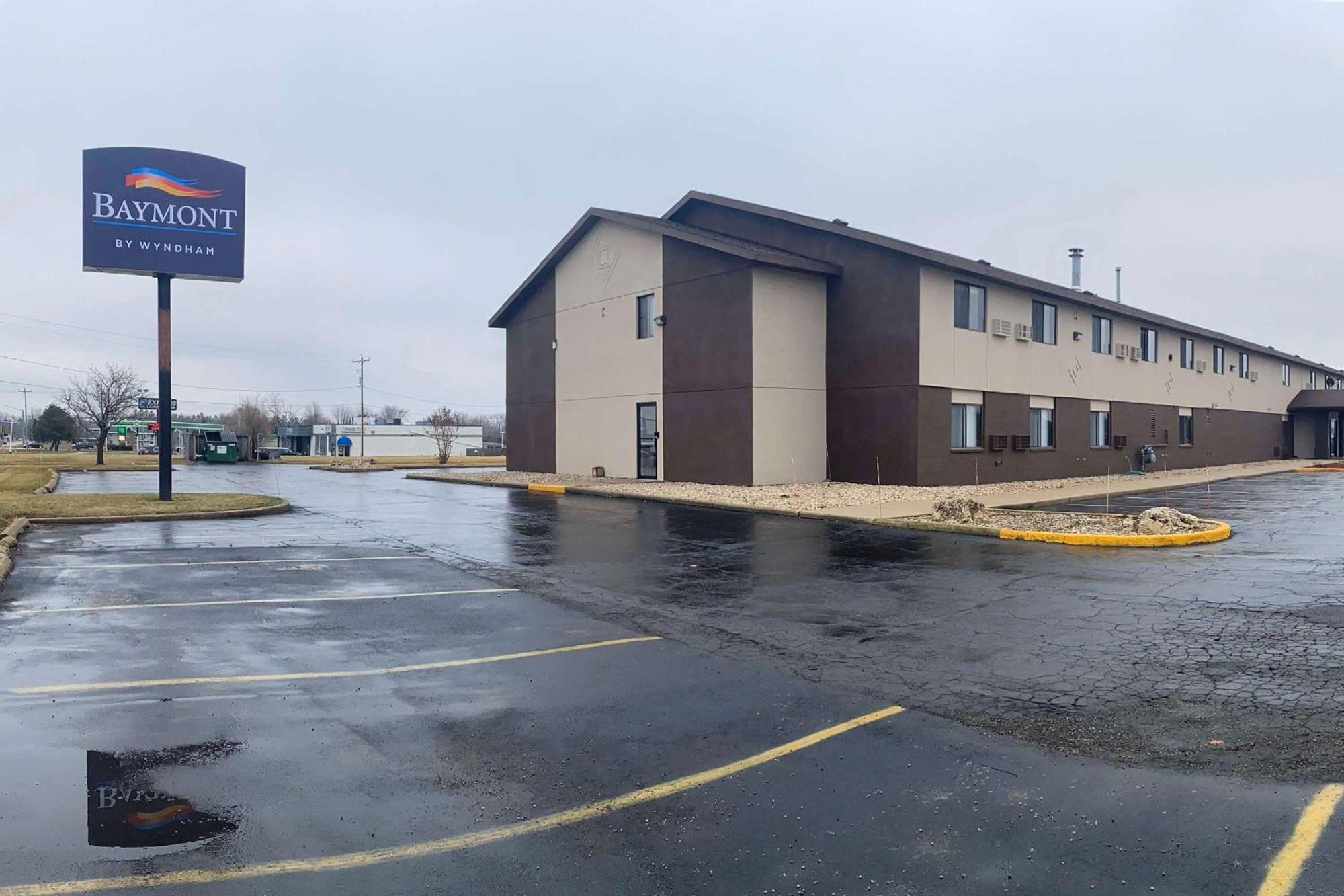 Baymont By Wyndham Oshkosh Airport Hotel Exterior photo