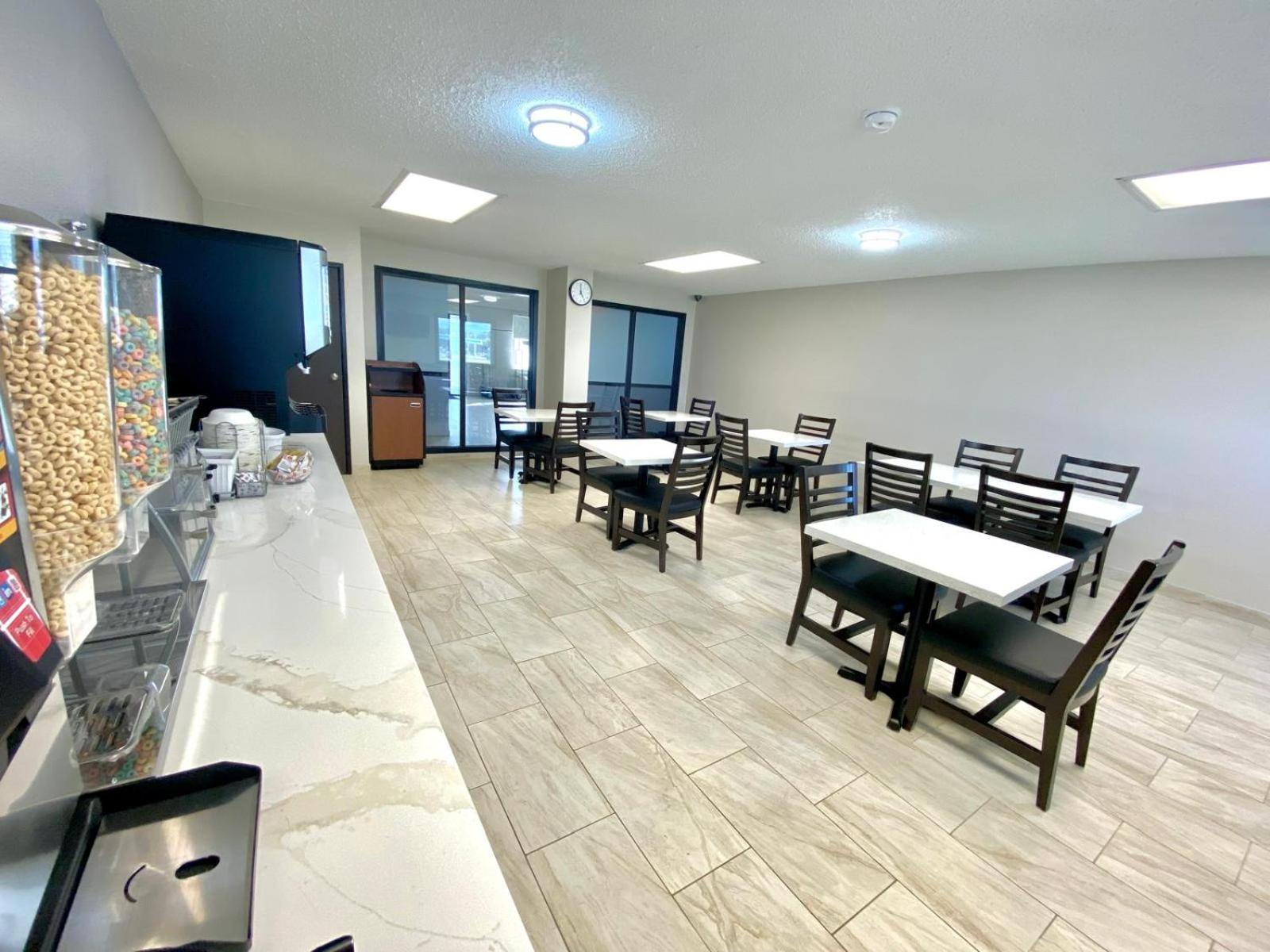 Baymont By Wyndham Oshkosh Airport Hotel Exterior photo